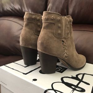 🌸OFFERS!🌸 Dolce Vita Suede Booties 💕